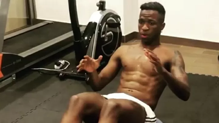 Vinicius shows off his perfect six-pack in enduring workout