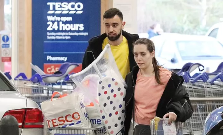 Bruno Fernandes His Wife Stock Up As United S New Boy Goes On Shopping Spree All Football