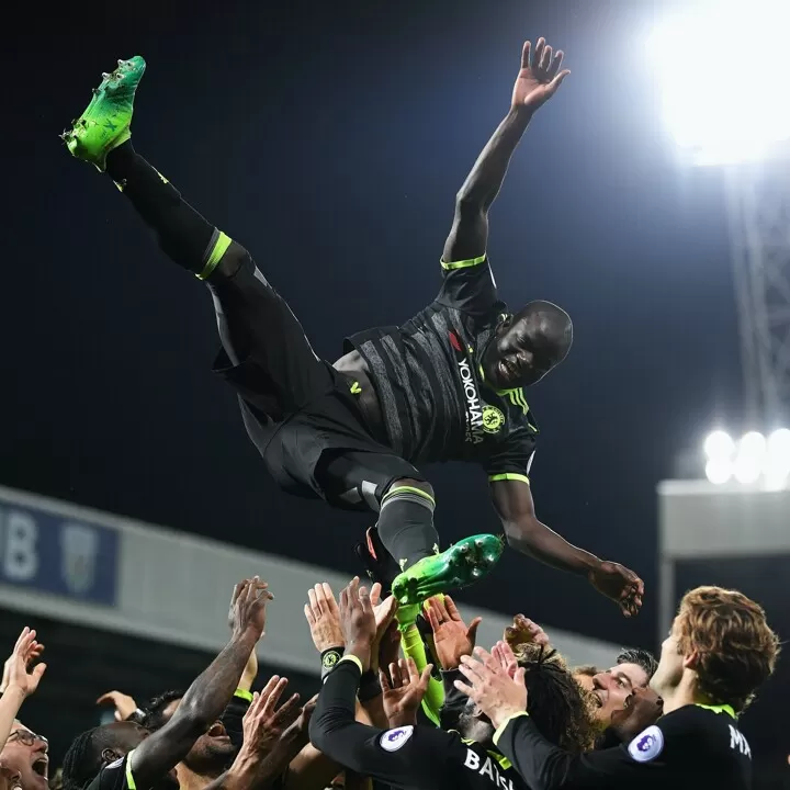 Throwback to when Chelsea won PL 16-17 & celebrated by launching