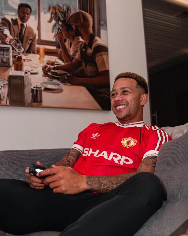 Why is Memphis Depay's Lyon shirt in a museum?
