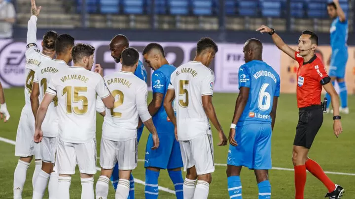 Always The Same Valencia Captain Parejo Furious After Rodrigo Goal Ruled Out All Football