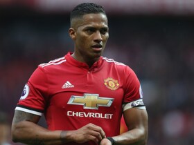 Heroic Man Utd legend Valencia talks young man out of suicide attempt