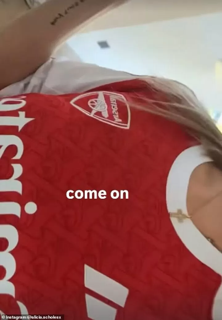 Huyền thoại M.U bắt con gái bỏ ngay áo đấu Arsenal đang mặc 1 Paul Scholes offers blunt response to daughter wearing Arsenal shirt| All  Football