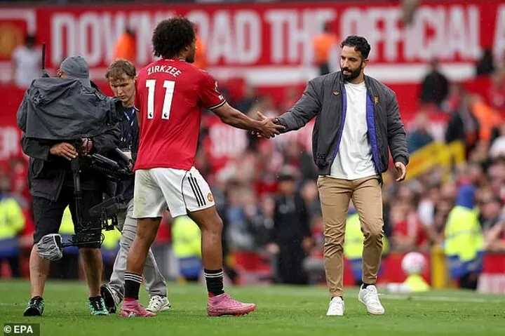 Amorim chỉ bắt tay một cầu thủ M.U 2 Ruben Amorim reveals why Joshua Zirkzee came on before Sesko in late  Burnley win| All Football