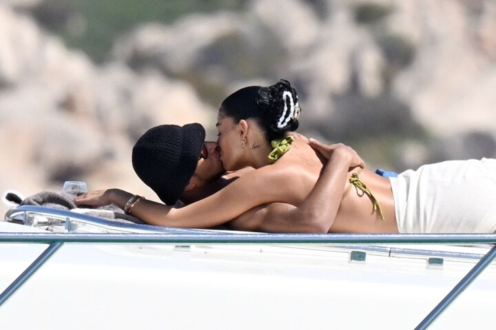 Jude Bellingham and girlfriend can't keep hands off each other as kiss on  yacht| All Football