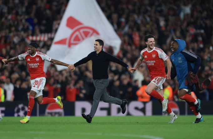 Carragher: 'Arsenal cần thắng hai trận nữa để trở thành bất tử'
