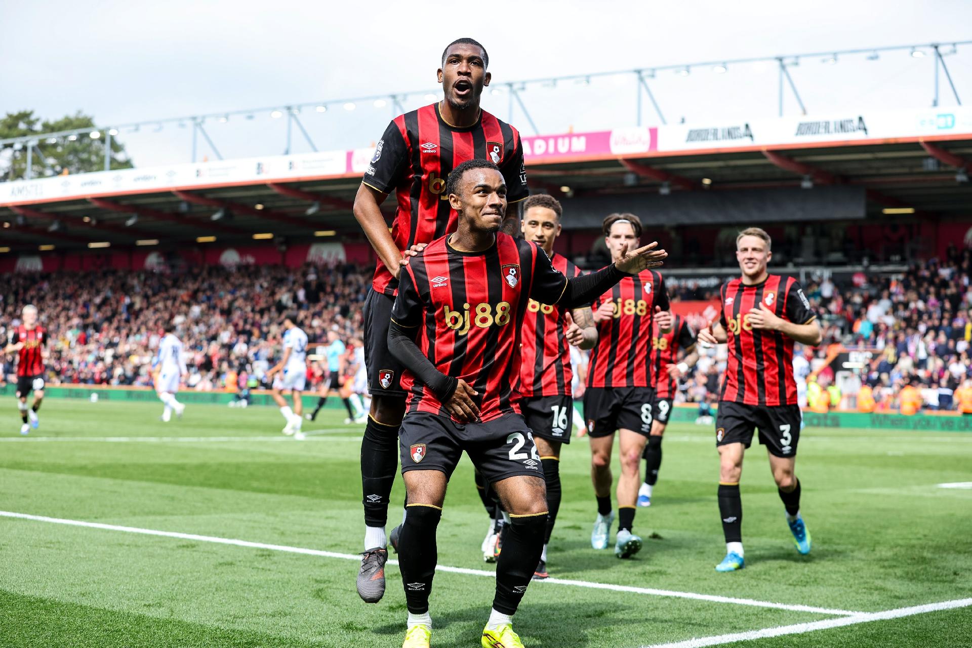 Bericht: AFC Bournemouth verhandelt Vertragsverlängerung mit Scott; Ouattara will bleiben