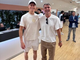 马尔蒂尼社媒晒与网球名将辛纳合照：世界第一