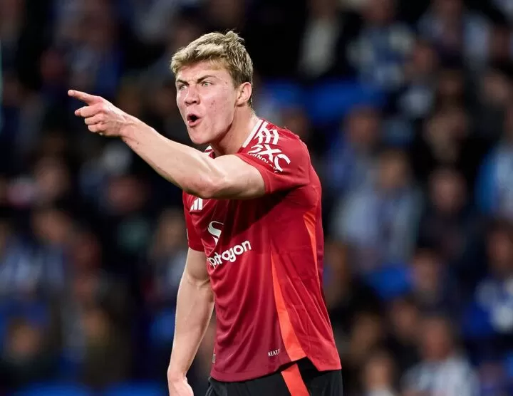 Rasmus Højlund akiwa Manchester United Old Trafford akitoa salamu za kuaga