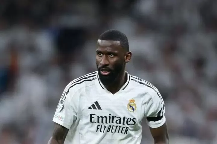 Antonio Rüdiger akiwa katika jezi ya Real Madrid kwenye Uwanja wa Santiago Bernabéu