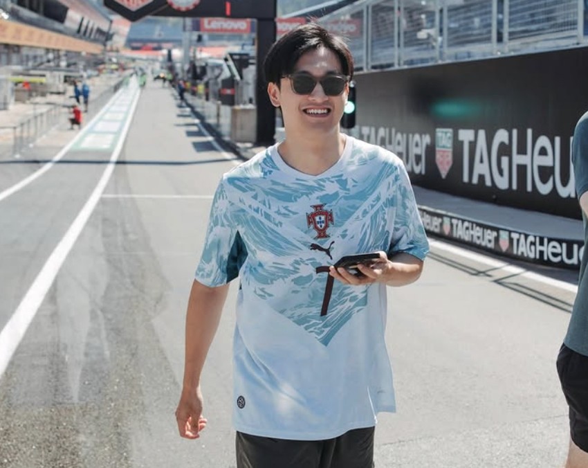 Zhou Guanyu zeigt sich als treuer Ronaldo-Fan mit Portugal-Trikot im Fahrerlager