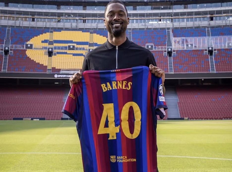 Harrison Barnes visita il Camp Nou e riceve la maglia numero 40 del Barcellona per la prossima stagione
