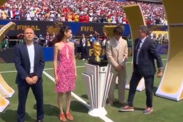 Inizia la finale Spagna-Argentina, Kempes e Iniesta scortano la Coppa del Mondo