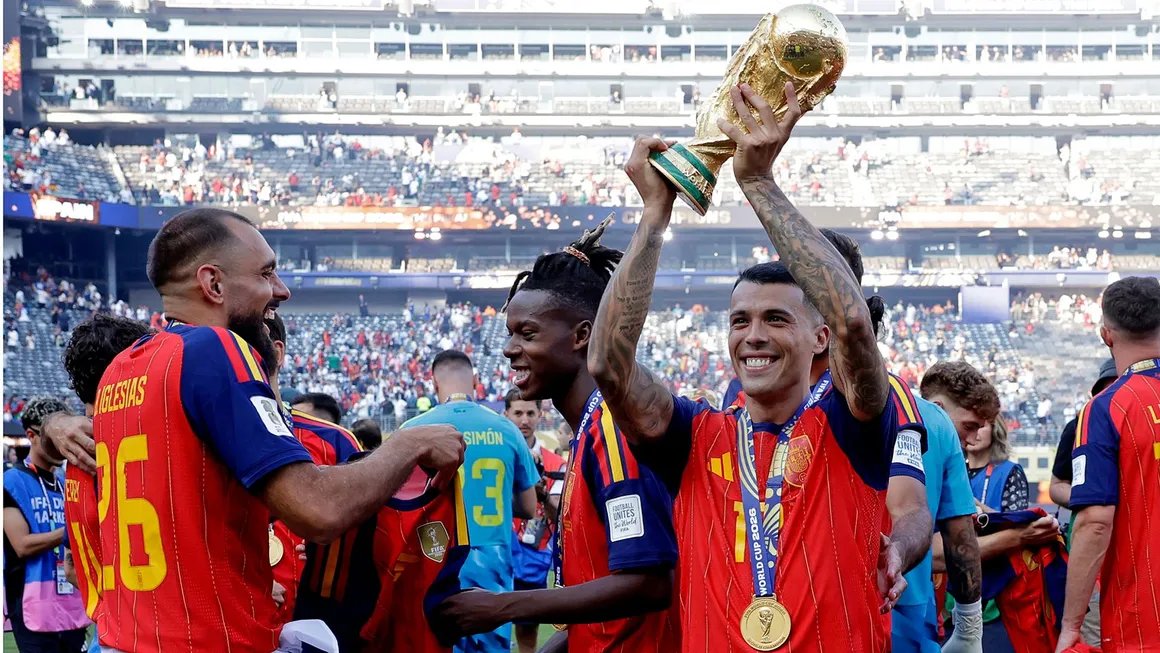 Tottenham rend hommage à ses champions du monde : Polo dernier lauréat