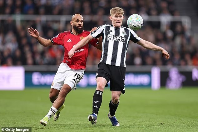 Man United évalue des cibles pour le poste d'arrière gauche, Raum, Hall et Miranda sont sur la liste