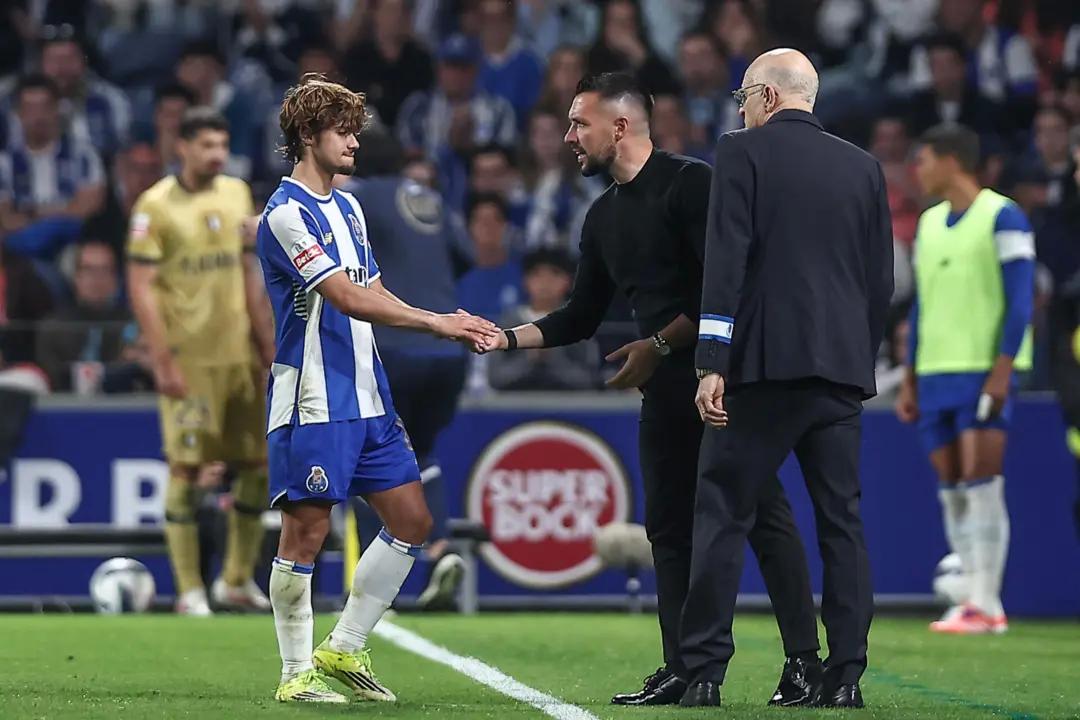 Medien: FC Porto erwägt Leihe von Rodrigo Mora, Premier League als mögliches Ziel