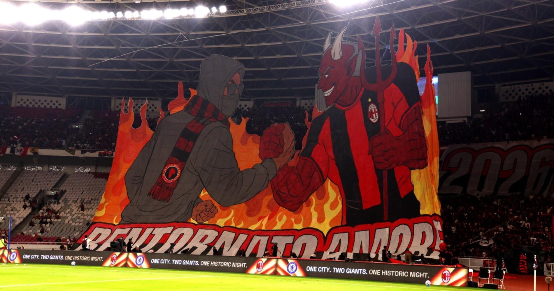 La Roma: Aficionados del Milan reciben al equipo con un Tifo gigante 32 años después en Yakarta