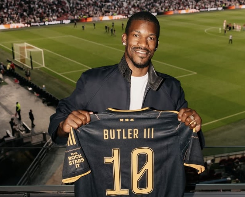 Butler besucht Ajax und erhält ein Trikot mit der Nummer 10