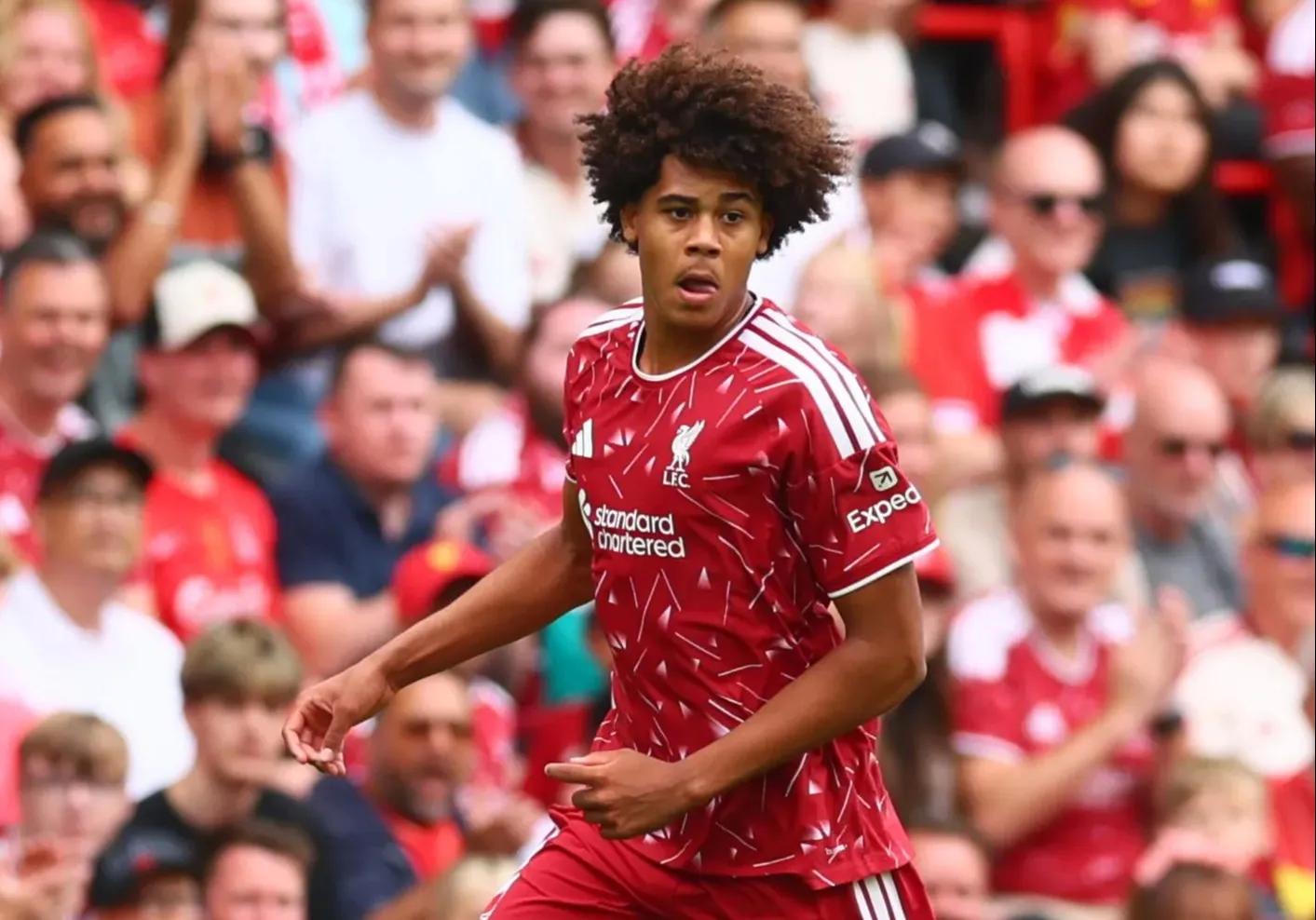Selon les médias anglais, la jeune star de Liverpool, Ndoukwé, ne satisfait pas aux exigences du permis de travail et ne pourra pas jouer cette saison