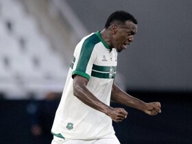 Duh, Pemain Ini Jeblos ke Lubang Saat Rayakan Gol yang Dianulir
