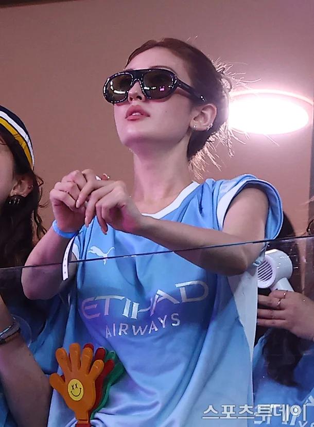 韓国でのプレシーズンマッチ、ソミがマンチェスター・シティのユニフォームを着てマンチェスター・シティ対アトレティコ・マドリー戦を観戦