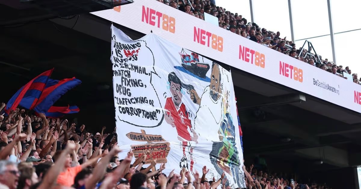 Dono do Forest, Marinakis processa Crystal Palace por polêmica faixa de torcedores