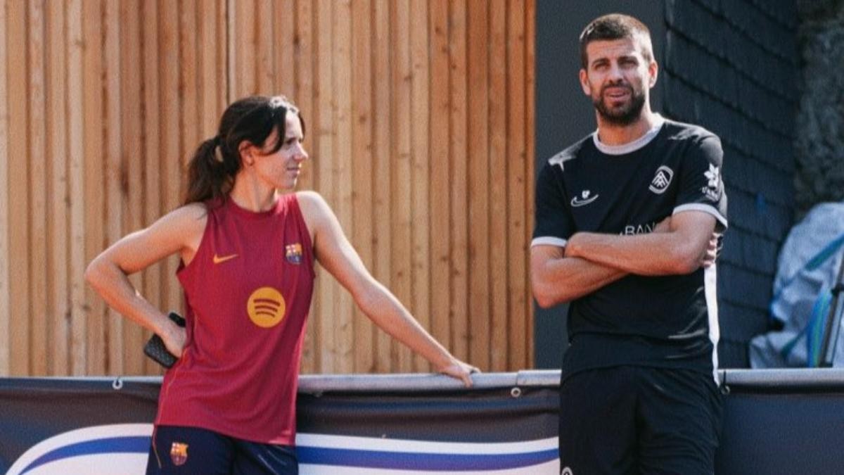 Sport: Piqué visita l'allenamento del Barcellona femminile, parla con l'allenatore e Bonmatí