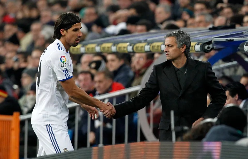 Mourinho : le match Real Madrid-Barça est une guerre, il a traité Casillas de traître pour avoir embrassé Xavi