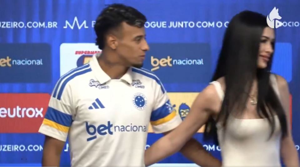 クルゼイロ新加入ロドリゲス、お披露目会で恋人にキスを空振られ気まずい瞬間