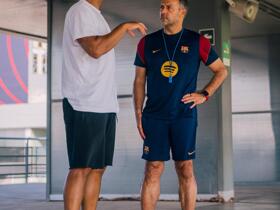 NBA篮网主帅费尔南德斯造访巴萨体育城，并与弗里克深入交流