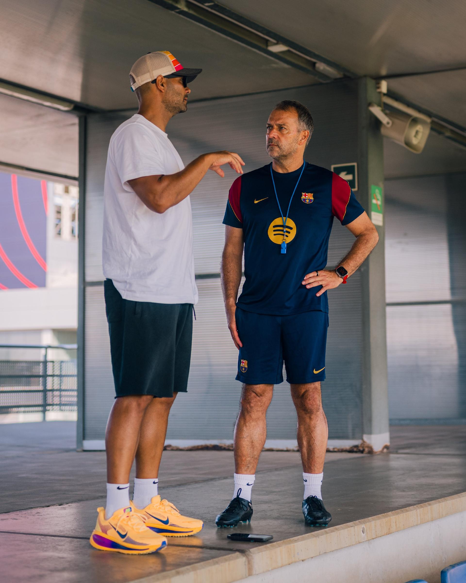 El entrenador de los Nets, Jordi Fernández, visita la Ciudad Deportiva del Barcelona y charla con Flick