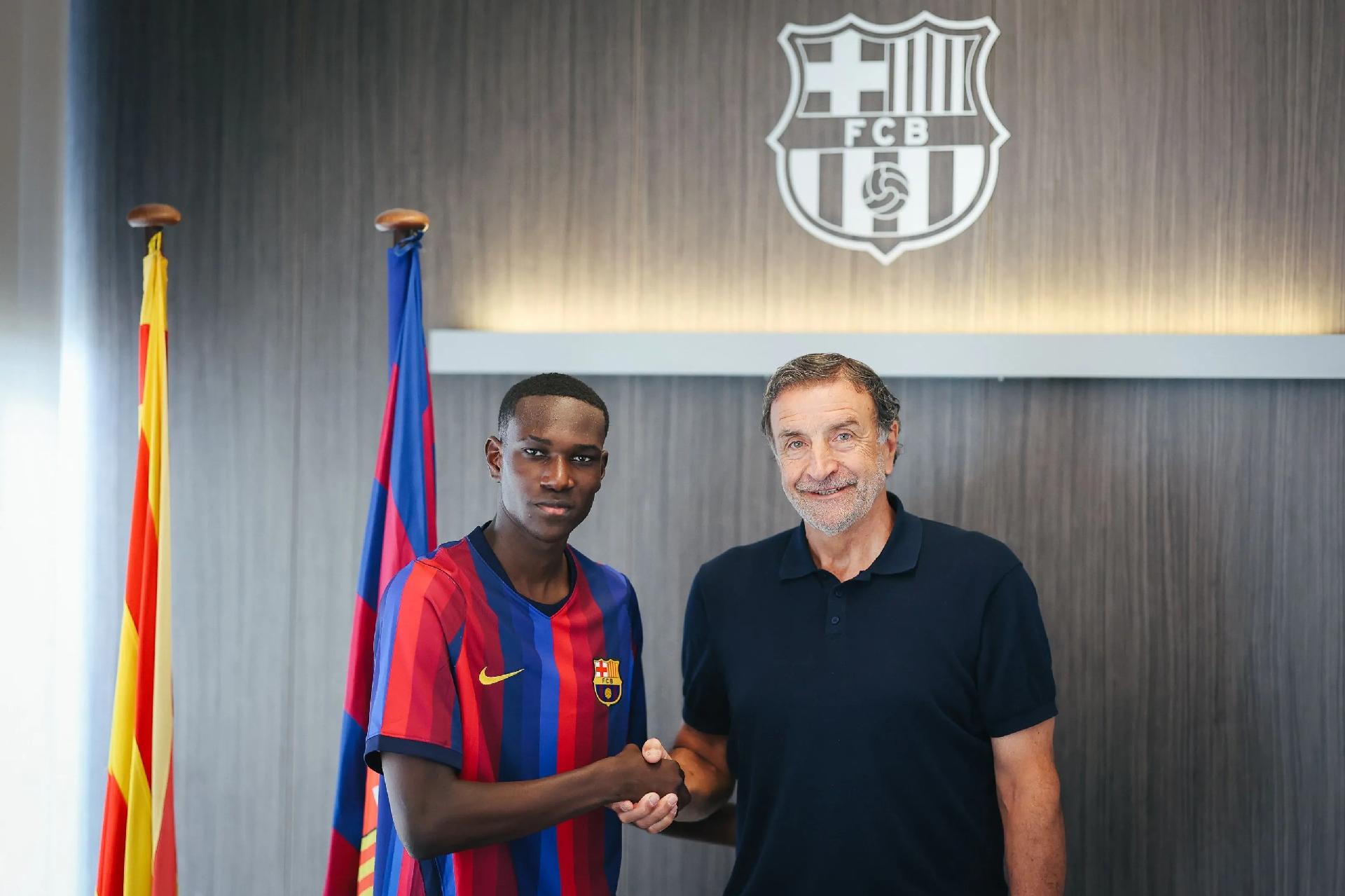 Oficial: Josué Caicedo assina com o Barça II e já treina com a equipe