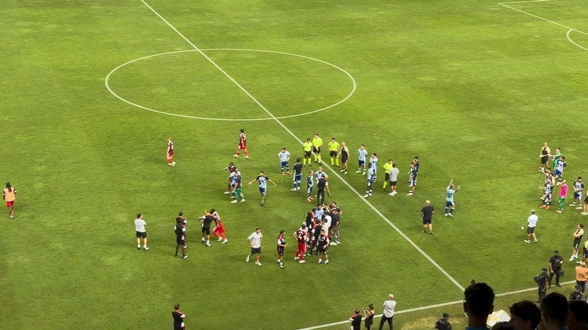 アルベロア、PK判定不満で退場 フラムは親善試合でのPK拒否し途中退席