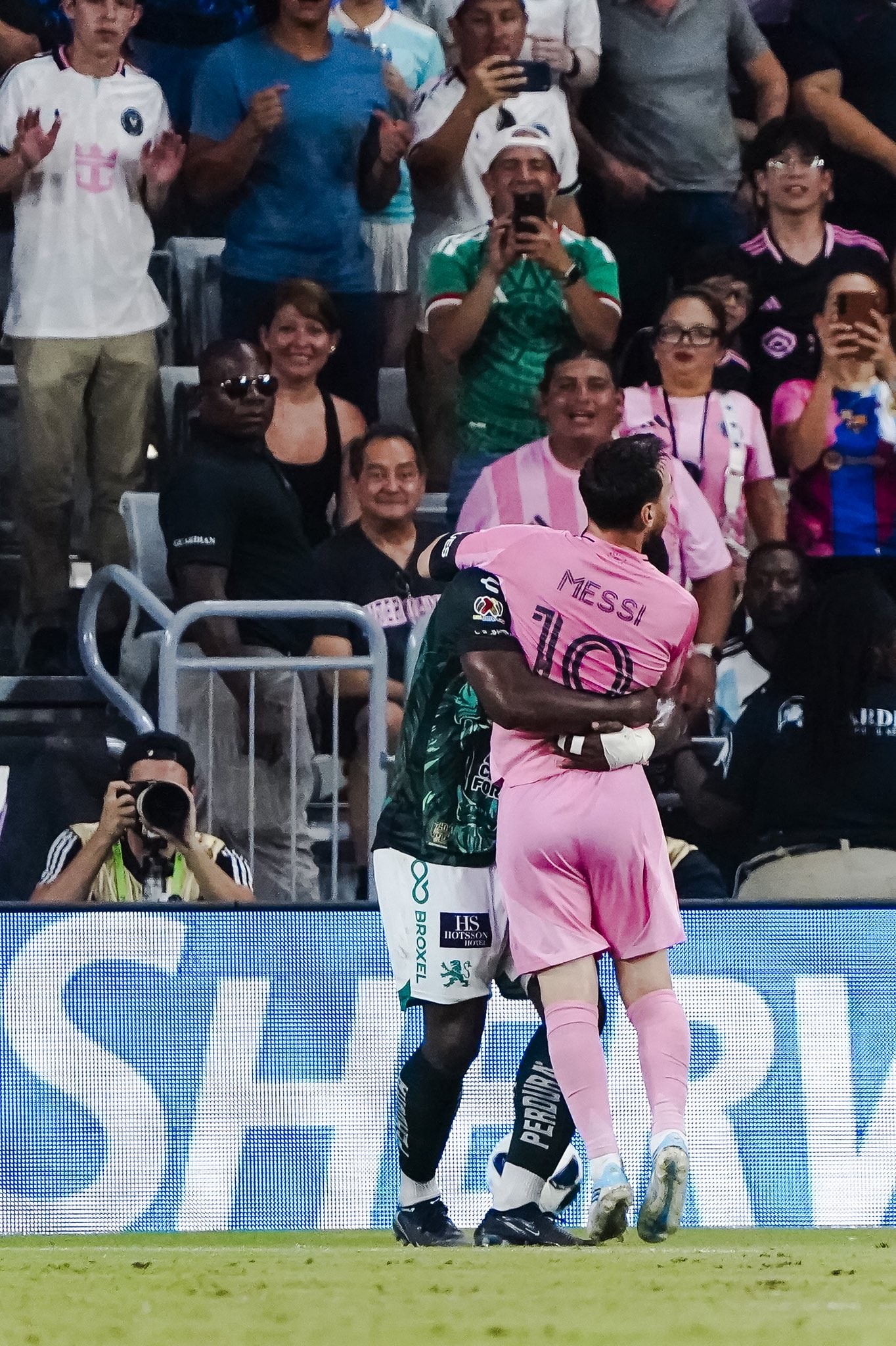 León homenageia Messi: Este abraço é de León, de todos, do futebol