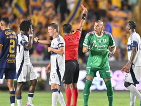 Kiper Ini Dorong Wasit, Kartu Merah, Ngamuk Banting Kursi!