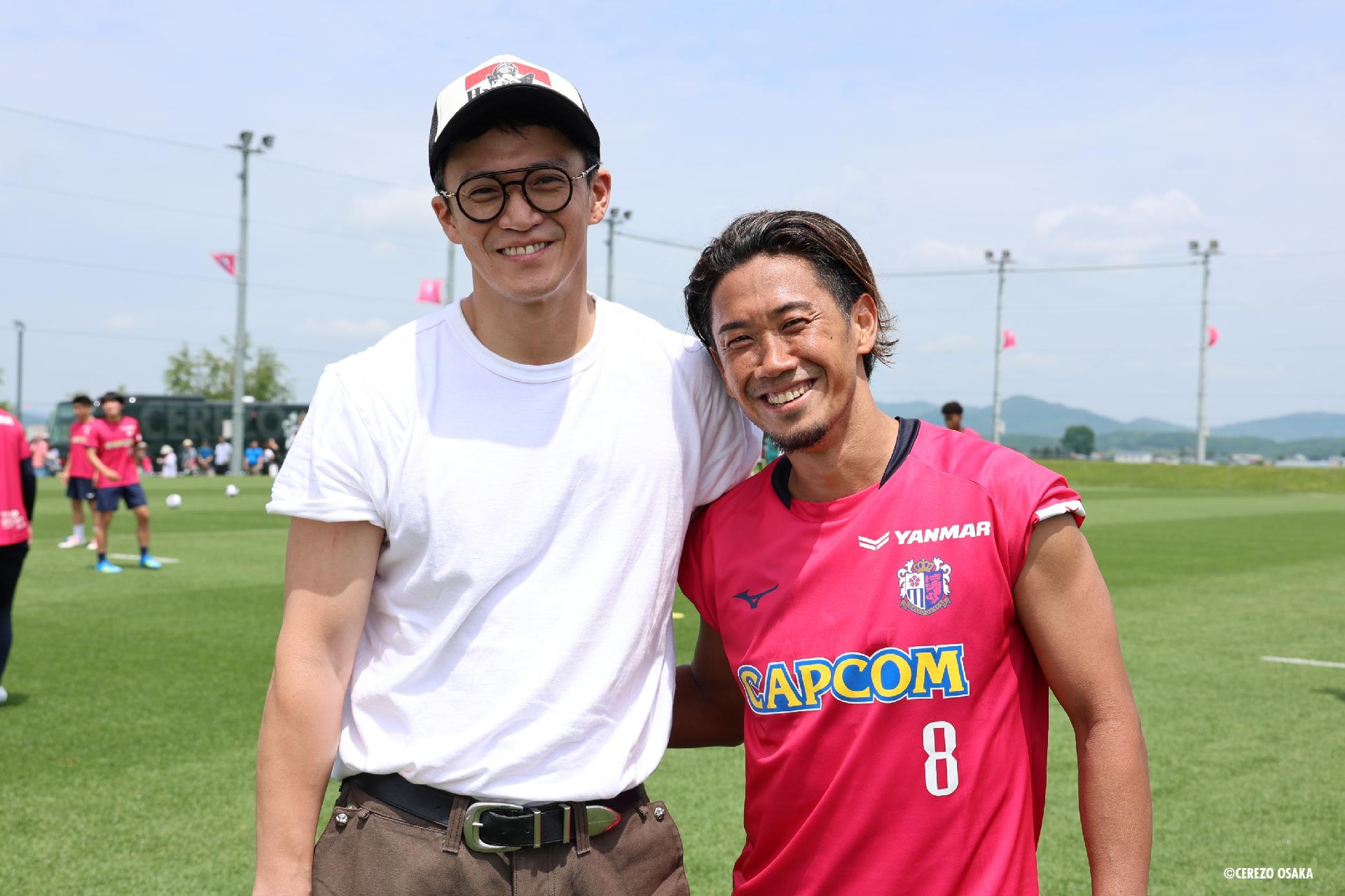 俳優の小栗旬、セレッソ大阪のキャンプを訪問しチームと集合写真に収まる