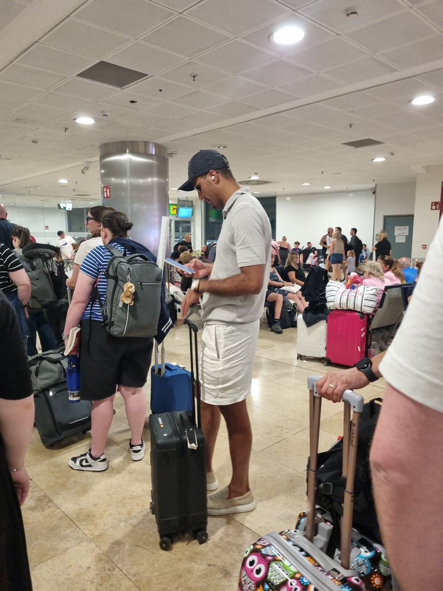 ロドリ、マドリードで格安航空機に搭乗しイングランドへ向かう