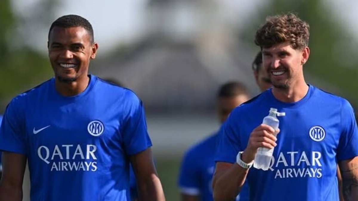 Akanji da la bienvenida a Stones al Inter
