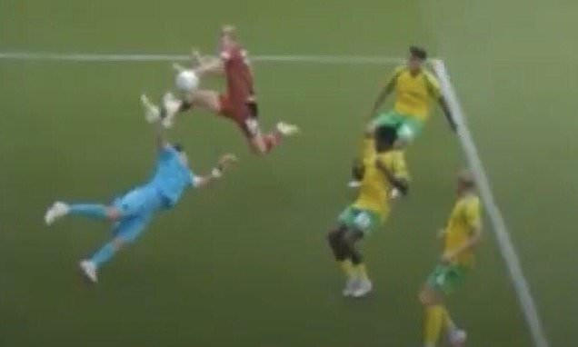 Gol de mão do West Brom é validado e árbitros são repreendidos pelo técnico do Norwich