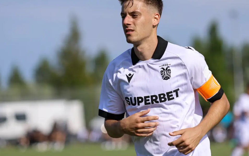 Según medios alemanes: El traspaso de Konstantelias, complicado por aficionados de PAOK que viajaron para impedirlo