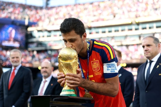 Rodrigo Hernández al Barcellona per 65 milioni più bonus, firmerà per 4 anni