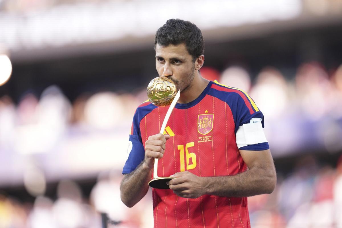 Rodri là người giành Quả bóng vàng đầu tiên mà Barca ký hợp đồng kể từ Cruyff