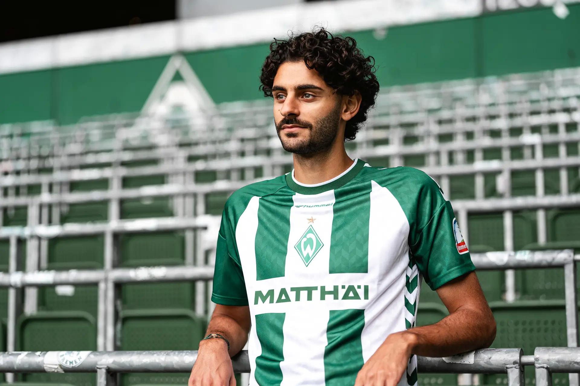 Oficial: El extremo Dinkçi regresa cedido al Bremen desde Friburgo