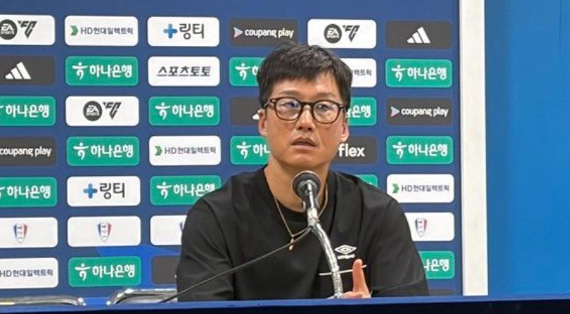 HLV Suwon Samsung: Mong cầu thủ ít hoặc tốt nhất là không dùng mạng xã hội, tập trung hơn vào bóng đá