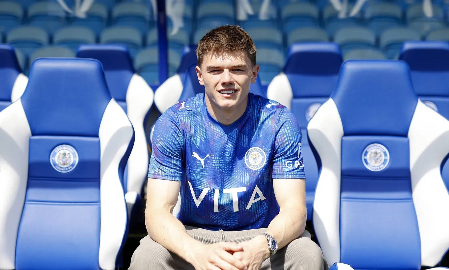 Offiziell: Stockport County FC verpflichtet Ennis von Manchester United für drei Jahre