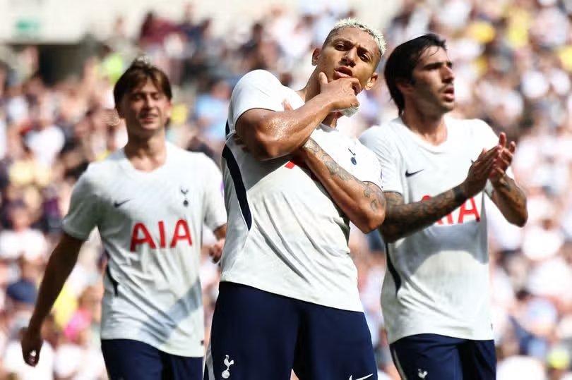 Medios ingleses: Tottenham rechaza oferta baja por Richarlison, su futuro es incierto