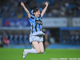 文体联动，前日向坂46成员富田铃花出席川崎前锋主场开球仪式