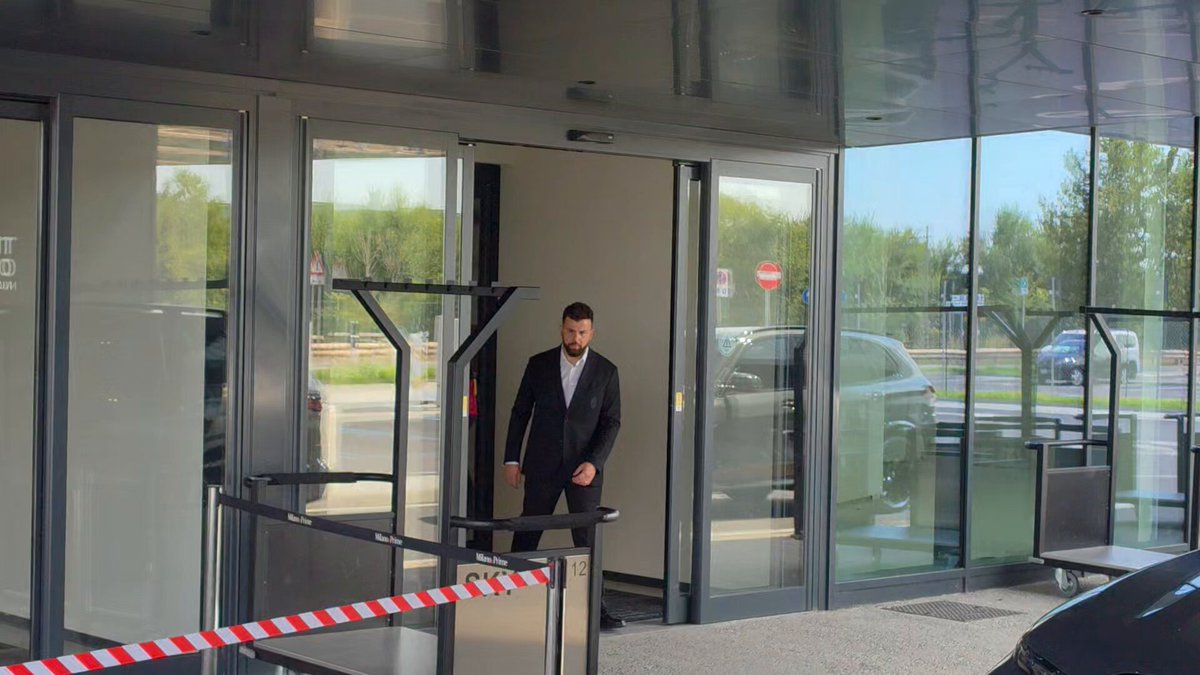 Moreira llega a Milán para el reconocimiento médico y la firma