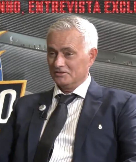 Mourinho nói về vết thâm tím ở mắt: Cậu bé Lacosta đá bóng trúng tôi khi tôi đang đeo kính