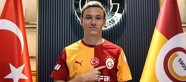 Chính thức: Galatasaray ký hợp đồng với tiền vệ Batrakov từ Nga với giá 25 triệu euro